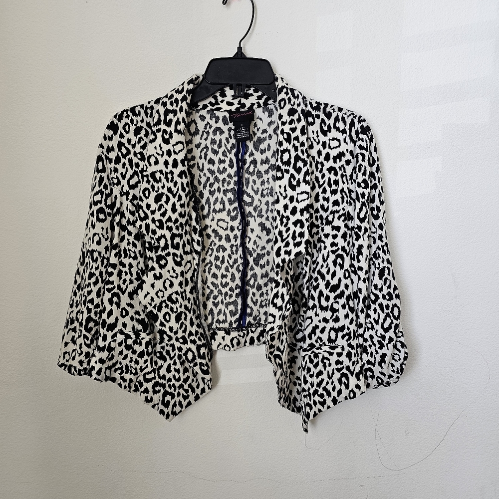 COPY - Torrid Vintage Black and White Leopard Print Cropped Blazer size 1